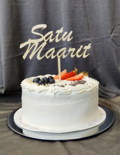 Kakkukoriste omalla tekstill&auml;